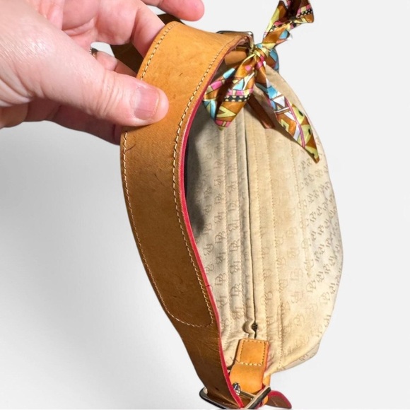 Dooney and Bourne beige canvas shoulder bag - Picture 4 of 12